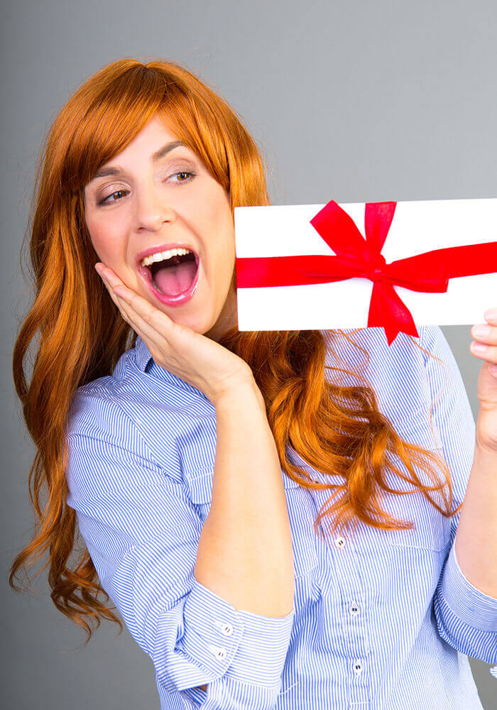 Link zu den Geschenk-Gutscheinen Frau mit Geschenk